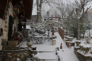 Sous la neige, la cour du gite