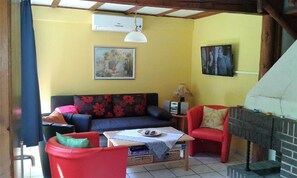 Blick auf das Wohnzimmer mit Flachbildfernseher